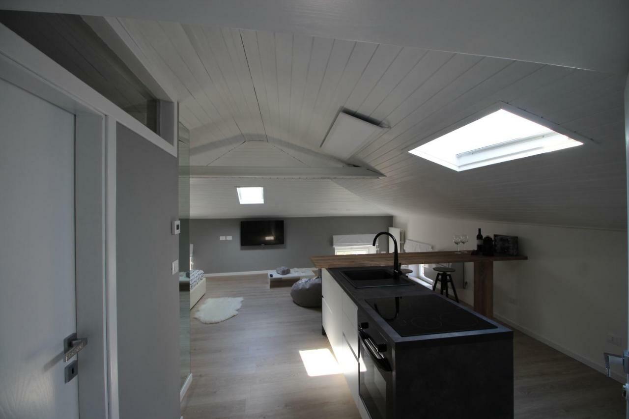 Apartament La Mansarda Di Juliette Desenzano del Garda Zewnętrze zdjęcie