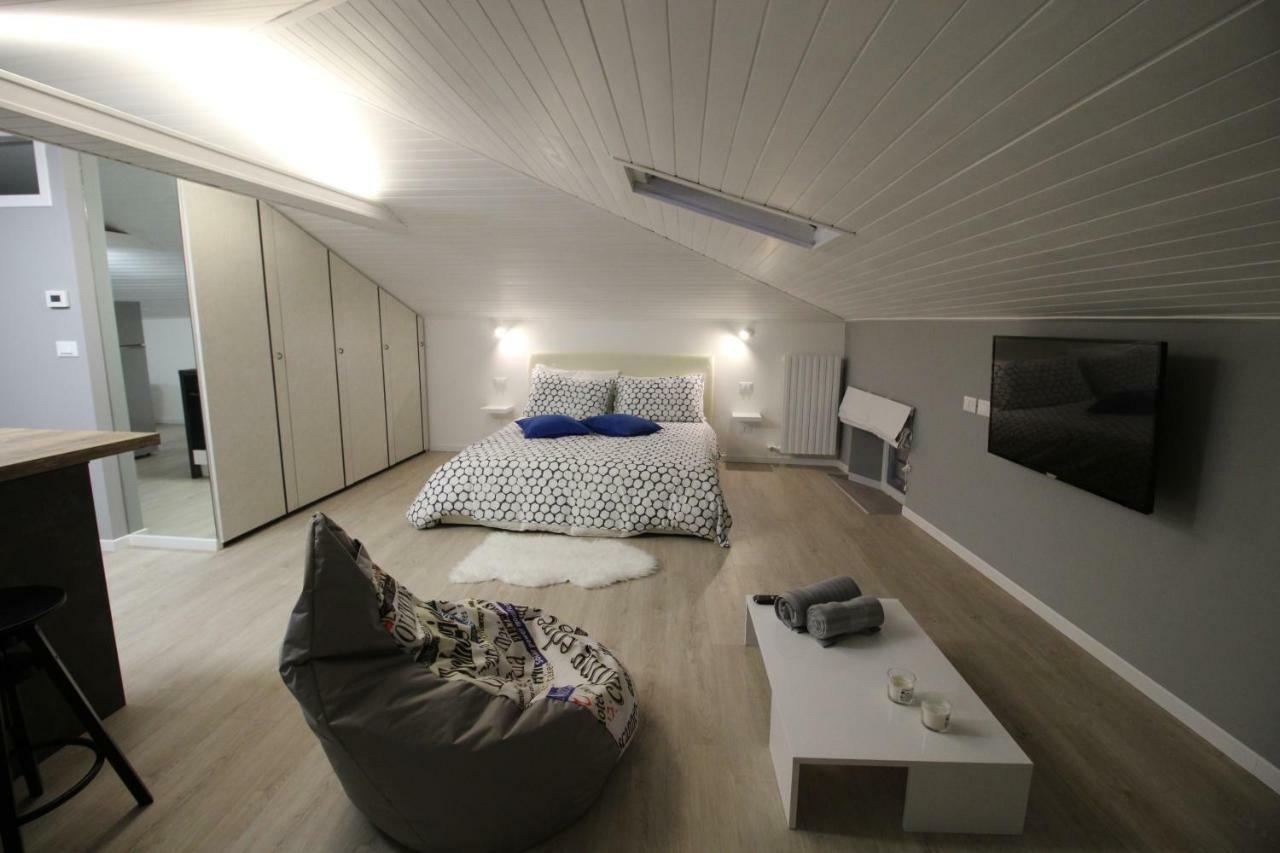 Apartament La Mansarda Di Juliette Desenzano del Garda Zewnętrze zdjęcie